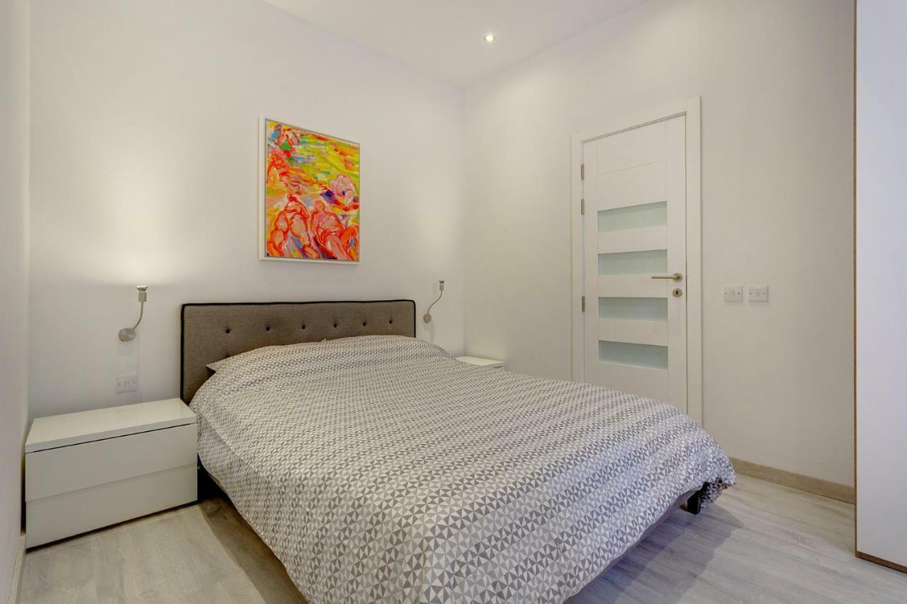 Cozy In An Amazing Location Apartment